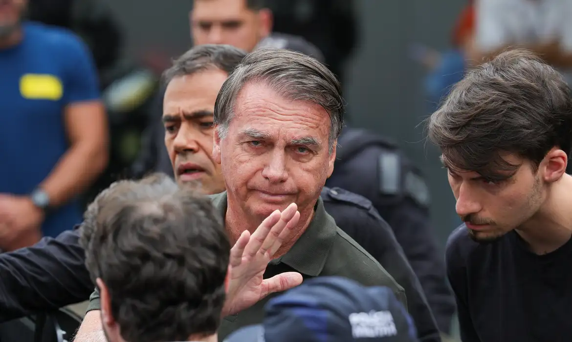 Imagem de Defesa de Bolsonaro pede saída temporária da prisão para cirurgias