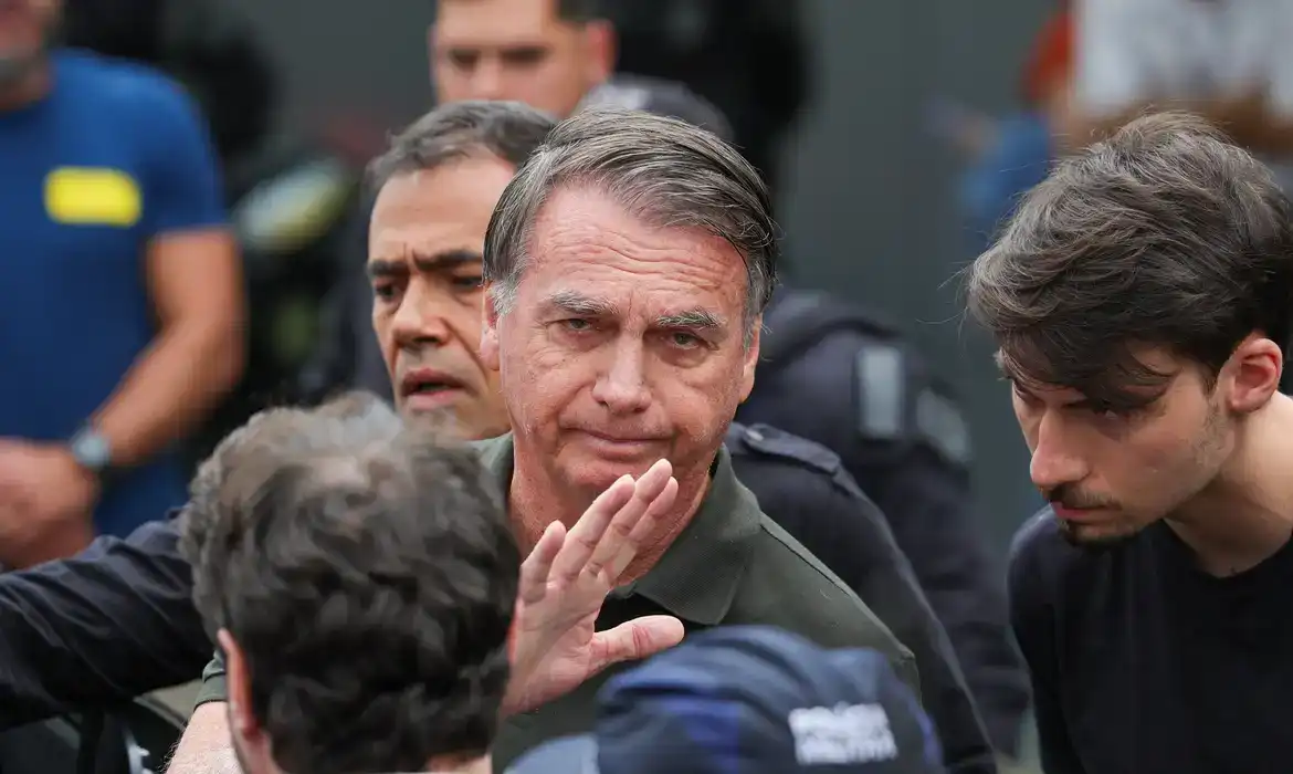 Imagem de Defesa de Bolsonaro pede saída temporária da prisão para cirurgias