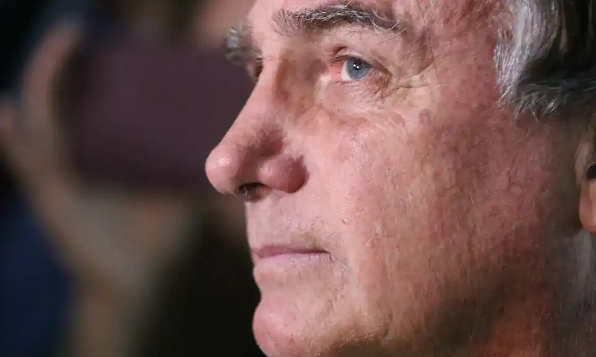 Imagem de Moraes determina que Bolsonaro passe por perícia após pedido de cirurgia da defesa