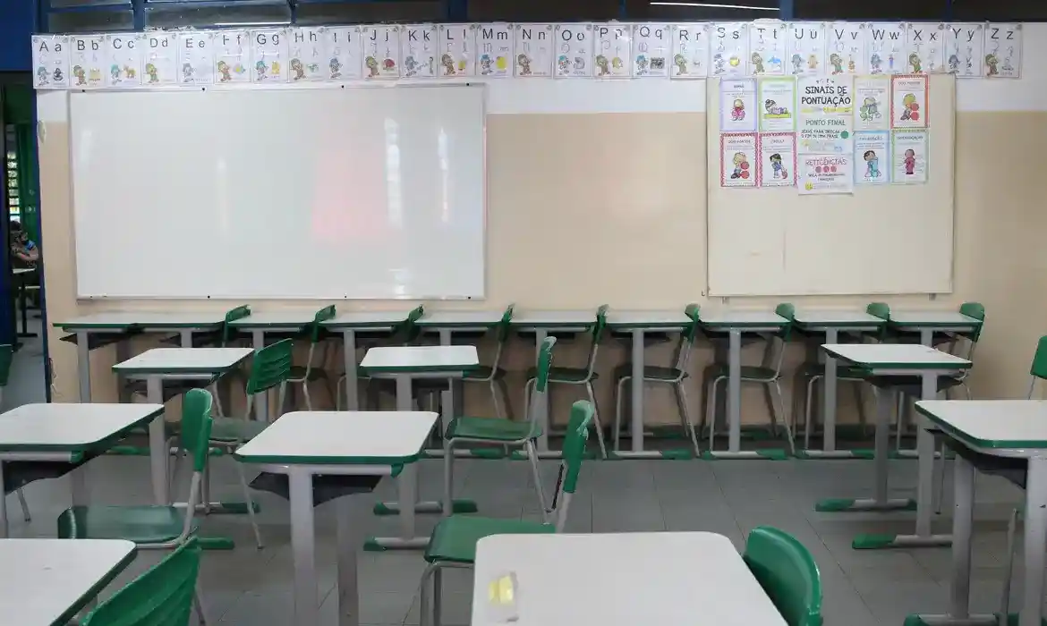 Imagem de Professora é absolvida após acusação de acúmulo ilegal de três cargos públicos em Goiás