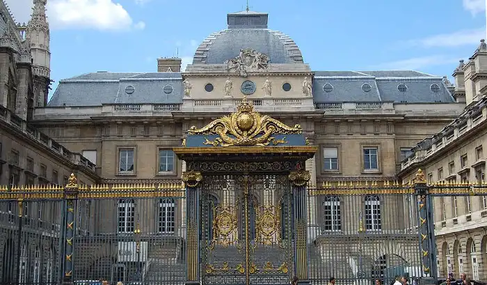 Imagem de Justiça francesa condena dez pessoas por assédio virtual contra Brigitte Macron