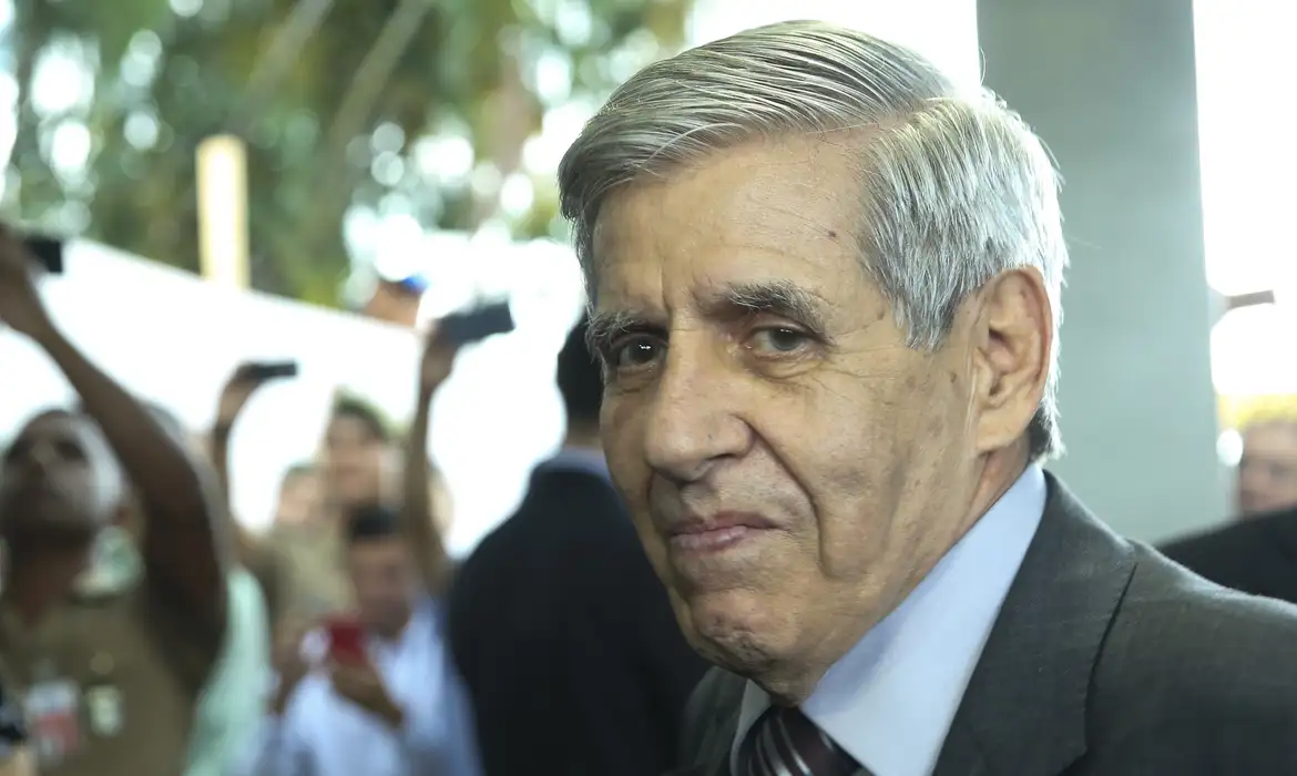 Imagem de Perícia da PF em Augusto Heleno definirá análise de Moraes sobre prisão domiciliar