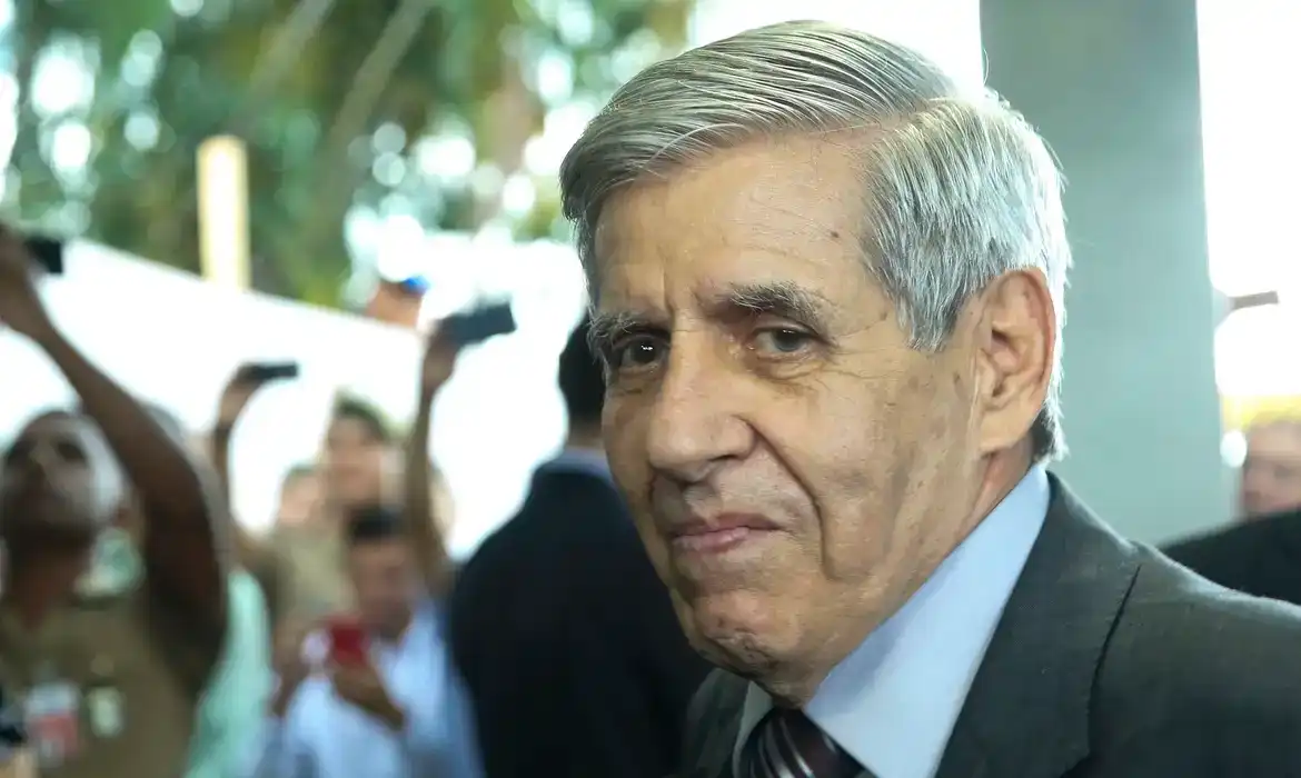 Imagem de Perícia da PF em Augusto Heleno definirá análise de Moraes sobre prisão domiciliar